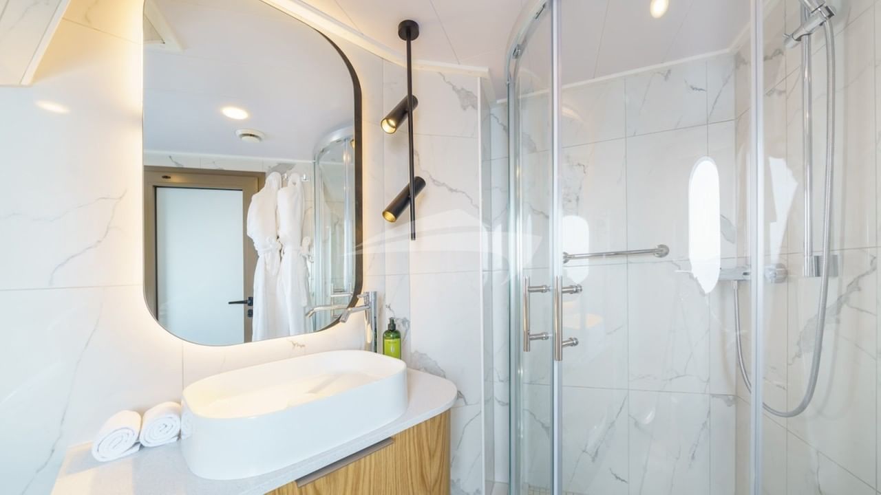 Main deck guest en suite