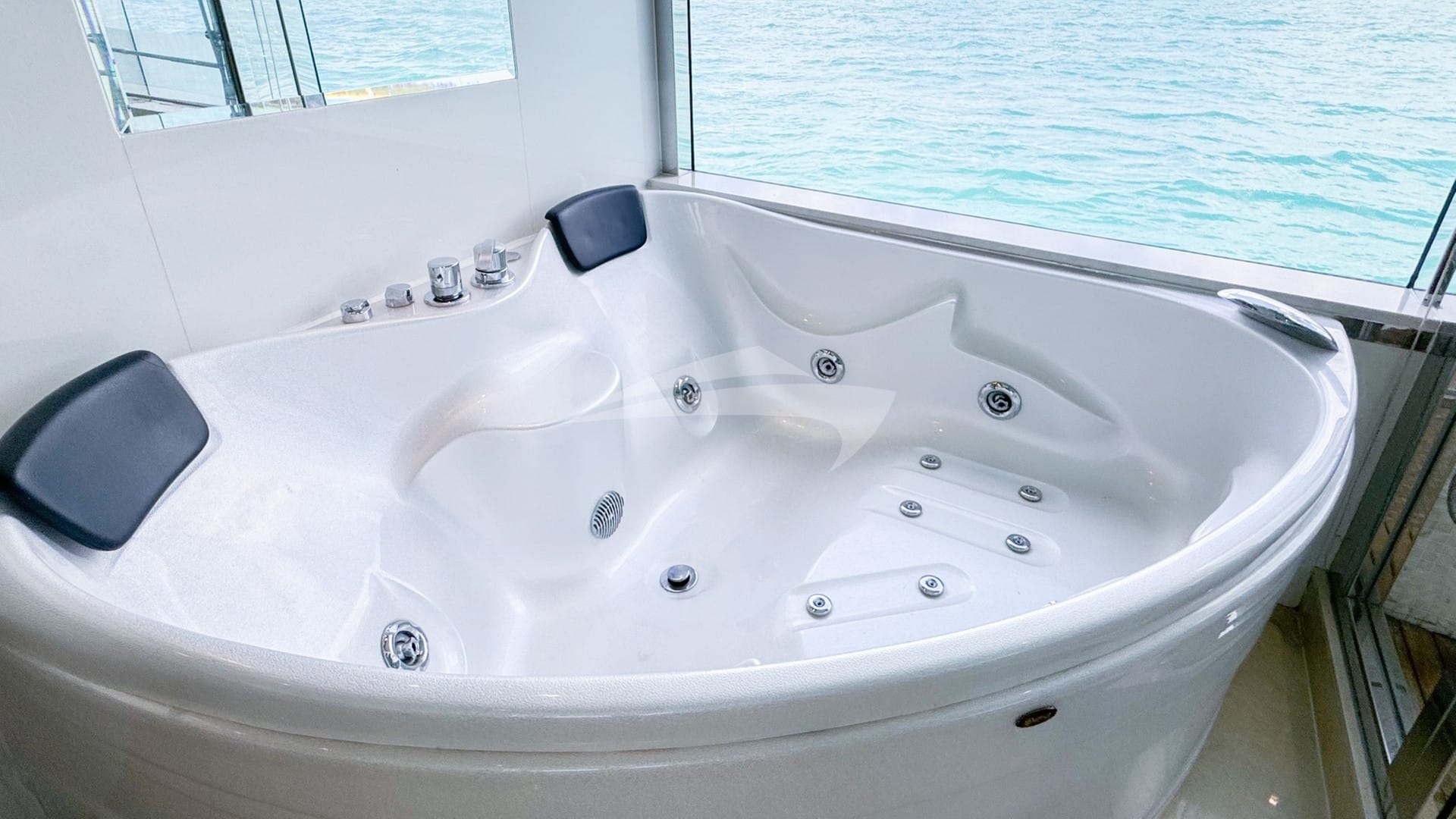 MASTER ENSUITE JACUZZI