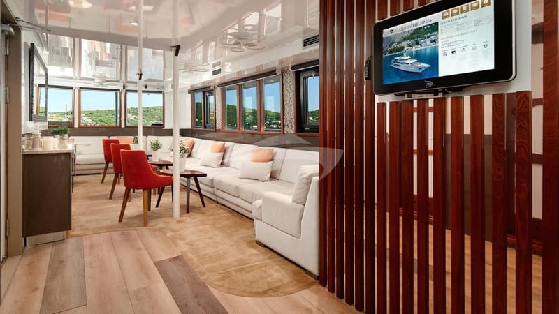 QUEEN ELEGANZA Salon