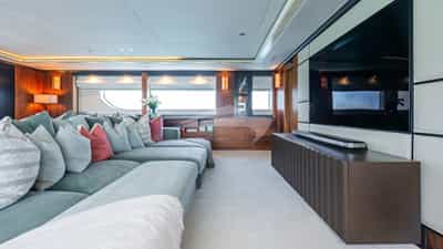 Skylounge with 65" Smart TV