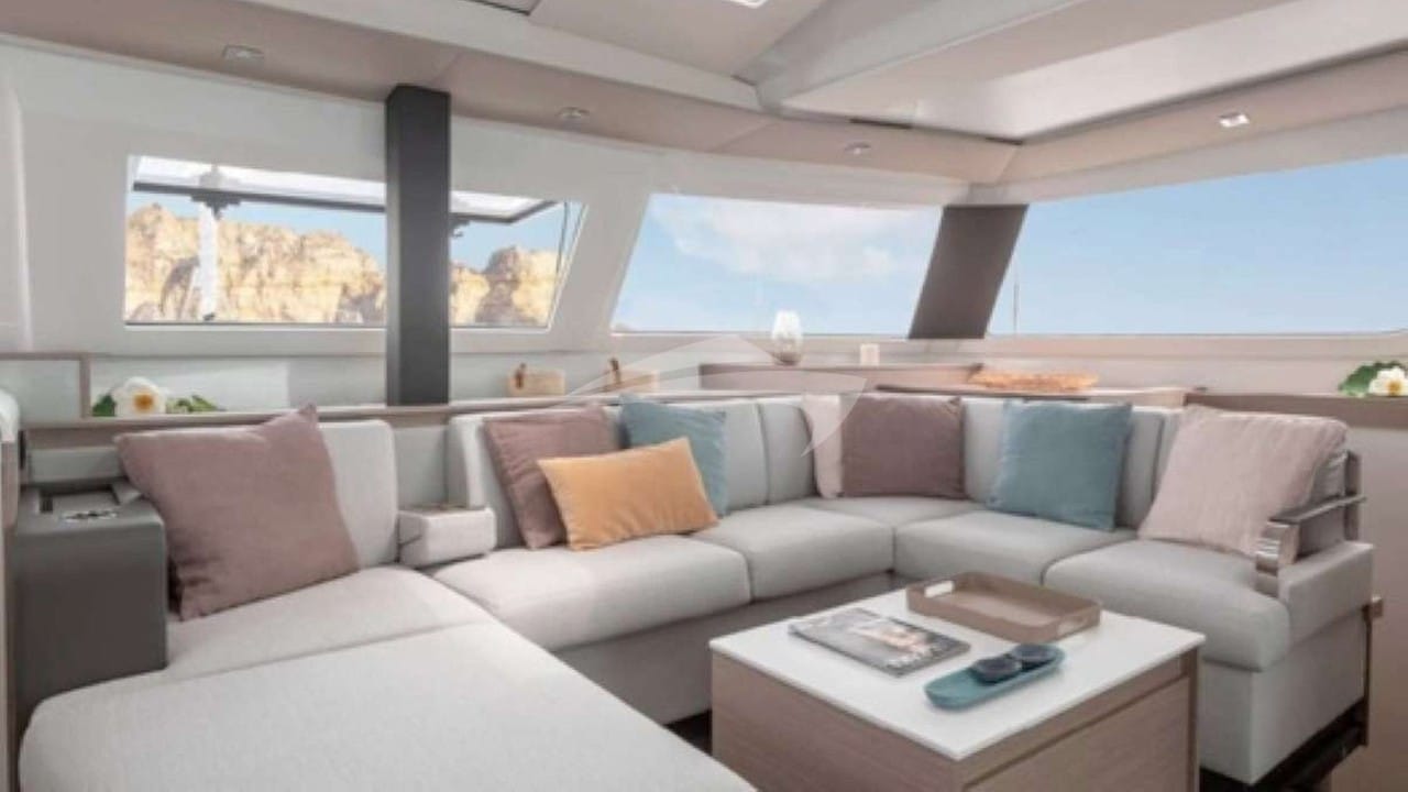 Bright and spacious saloon