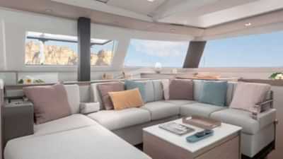 Bright and spacious saloon