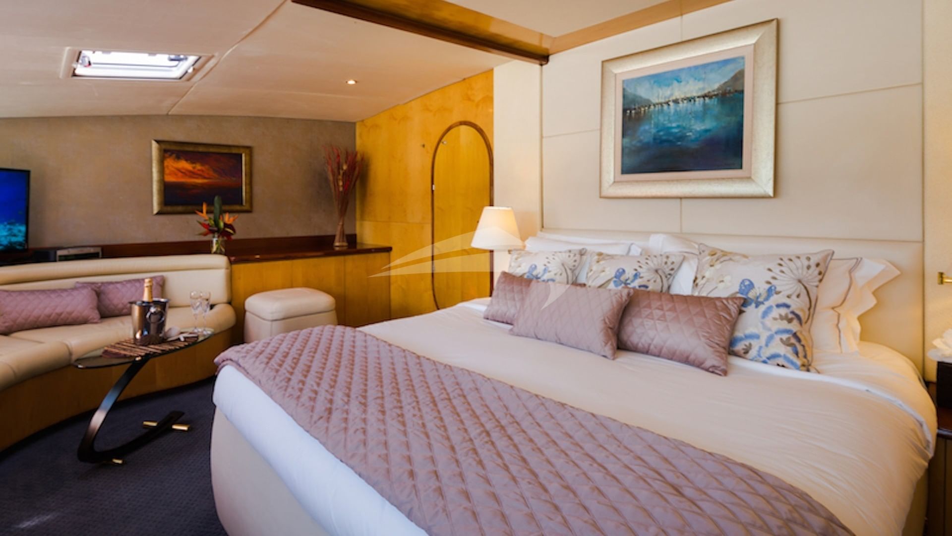 Main deck master king suite