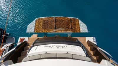 Hydraulic swim platform