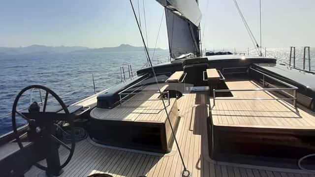 YKNOT yacht charter photo 3