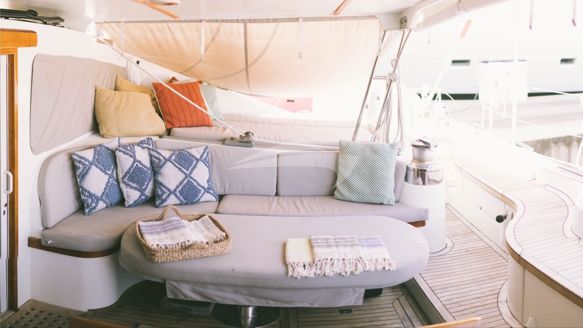 Aft cockpit shaded lounging area