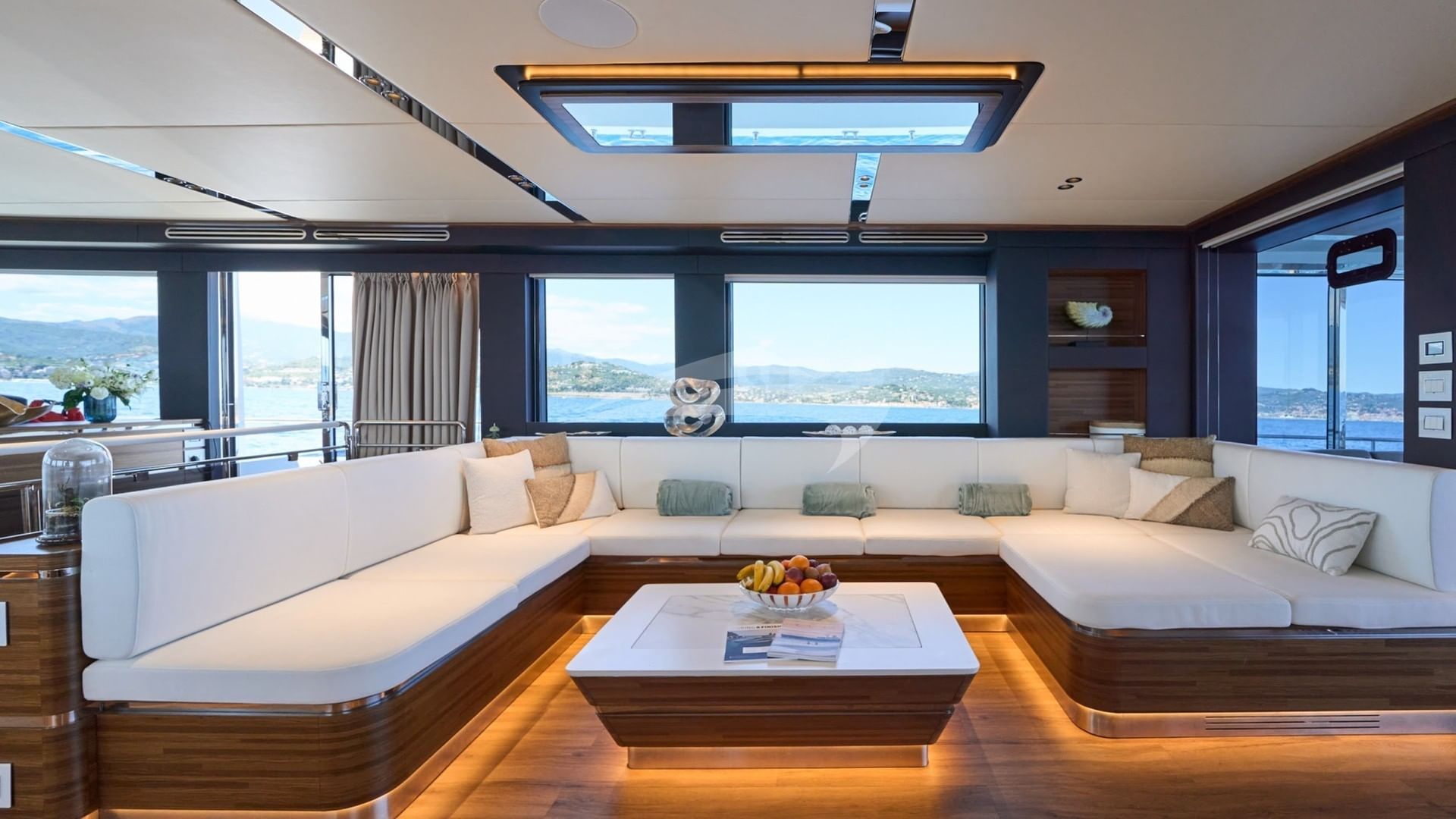 ATRAVERSIA main salon lounge