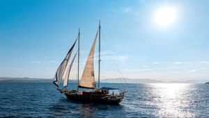 Yacht Charter SMART SPIRIT