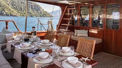 Aft Seating & Dining