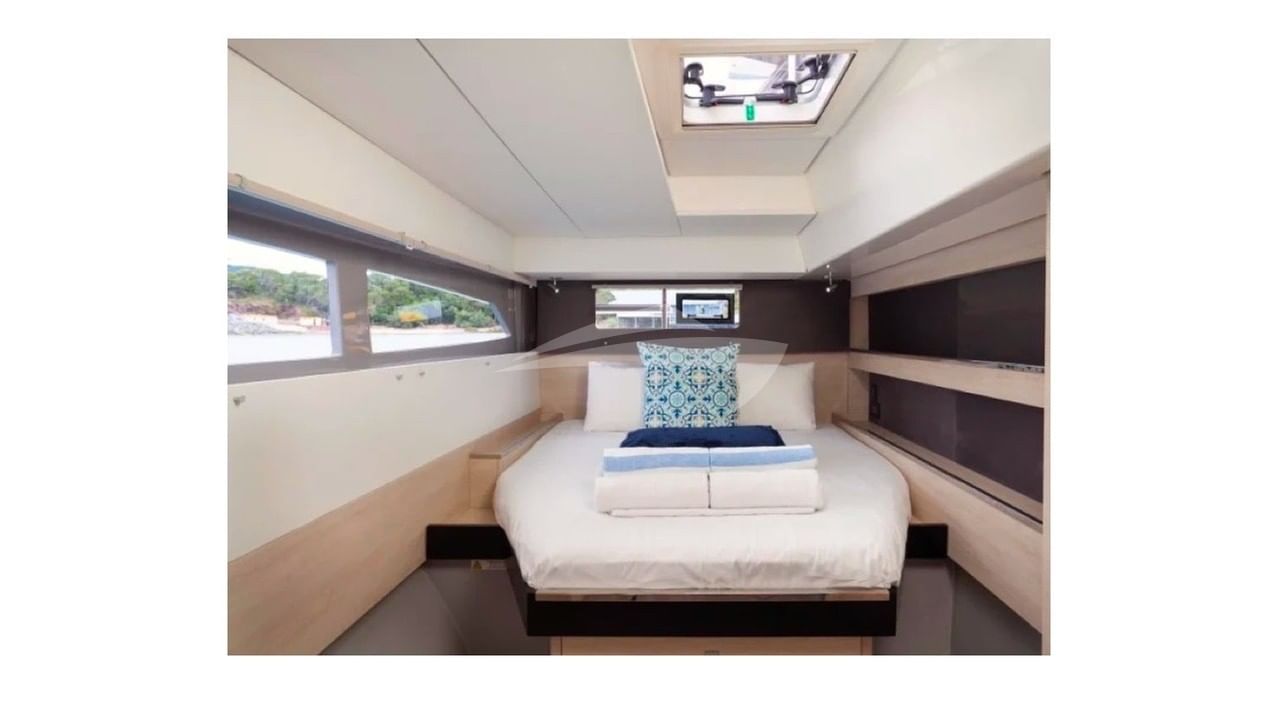 Starboard aft guest queen berth suite