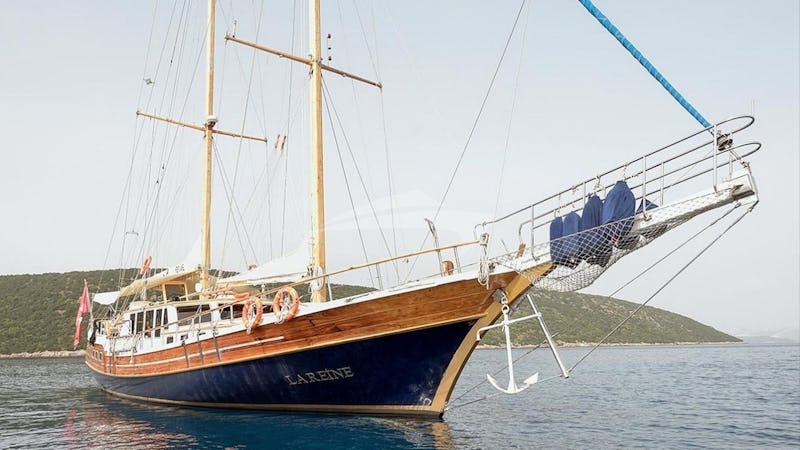 Yacht Charter LA REINE