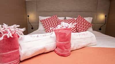 Charter Yacht VIENNA - cabin queen size bed and beach towels