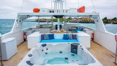 Sundeck and jacuzzi