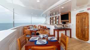 Al fresco dinning and bar