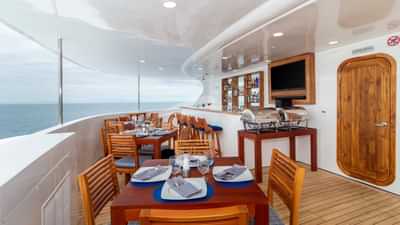 Al fresco dinning and bar