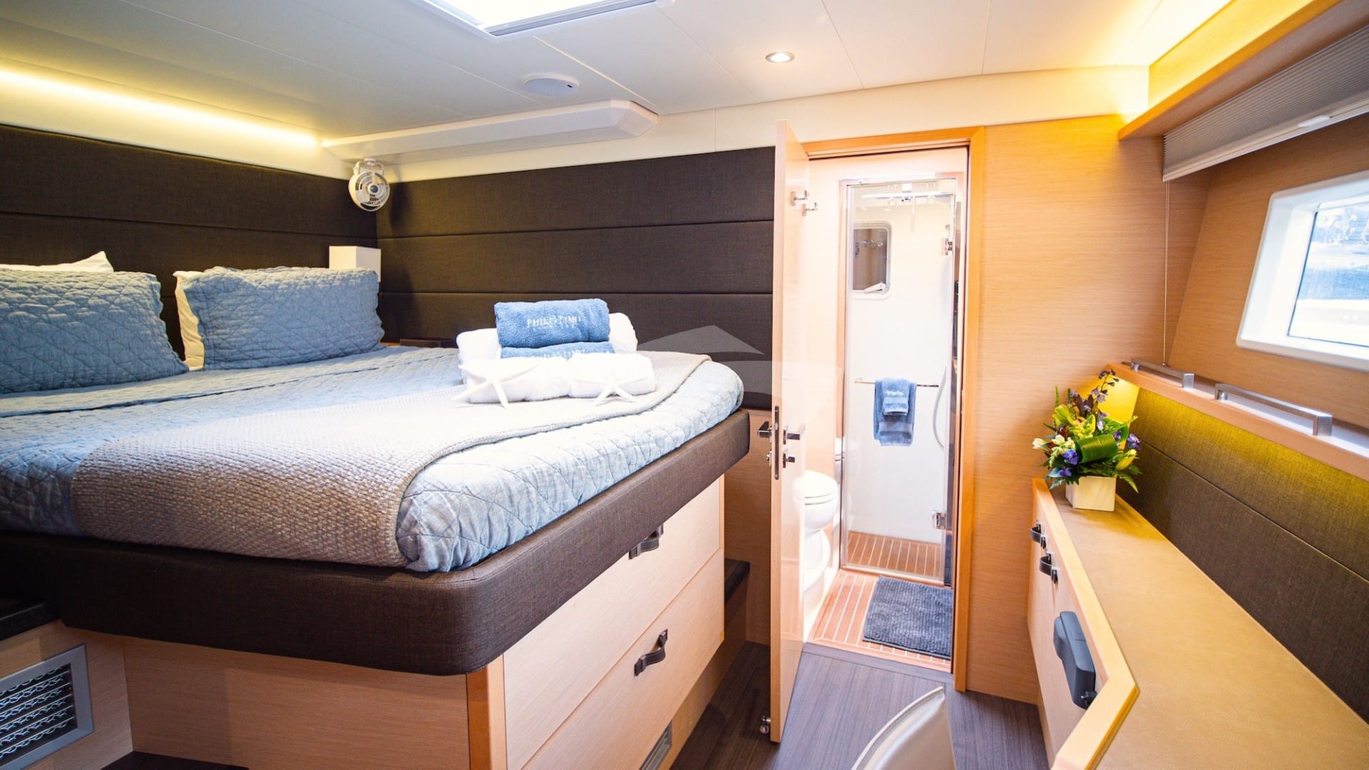 Forward starboard guest queen suite