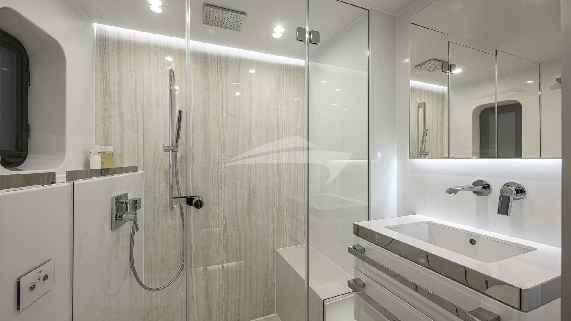 STBD Hull Master Bath