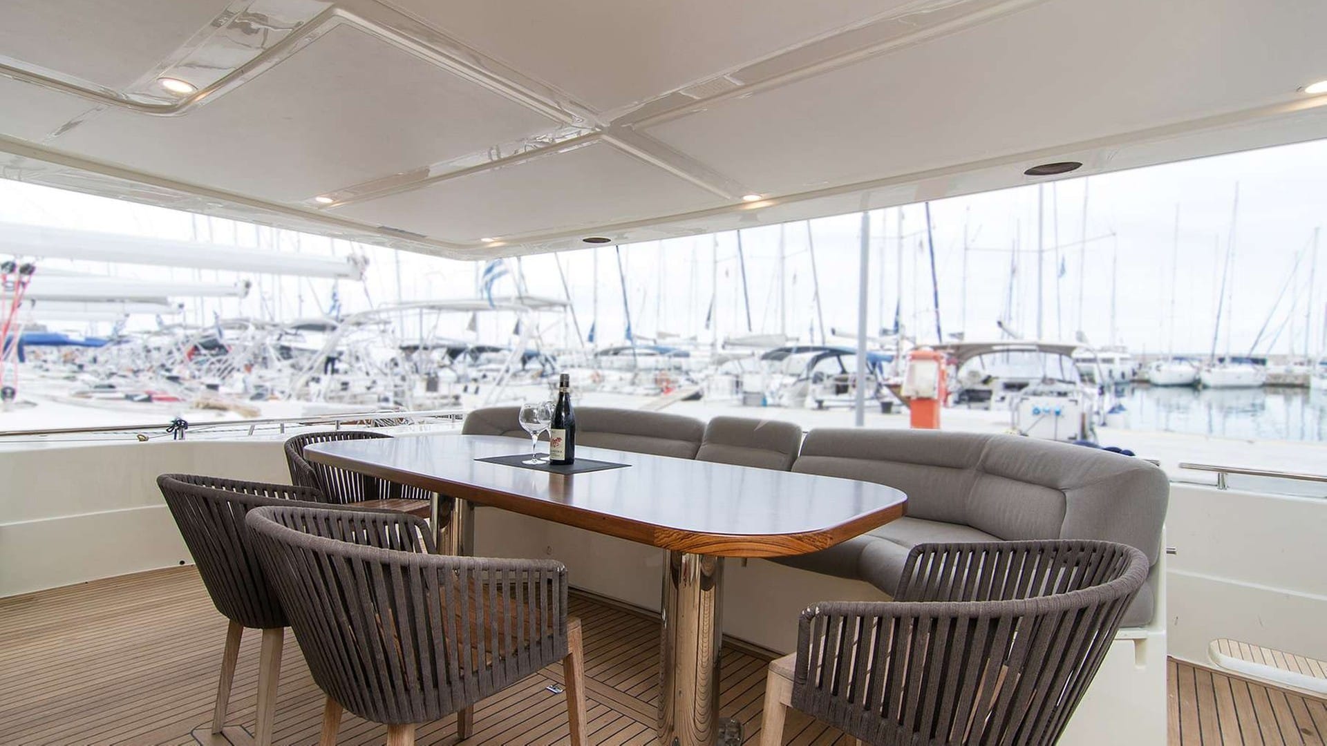 Aft deck with alfresco dining
