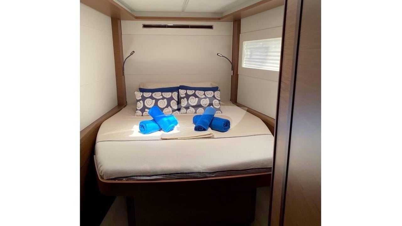 Forward starboard cabin