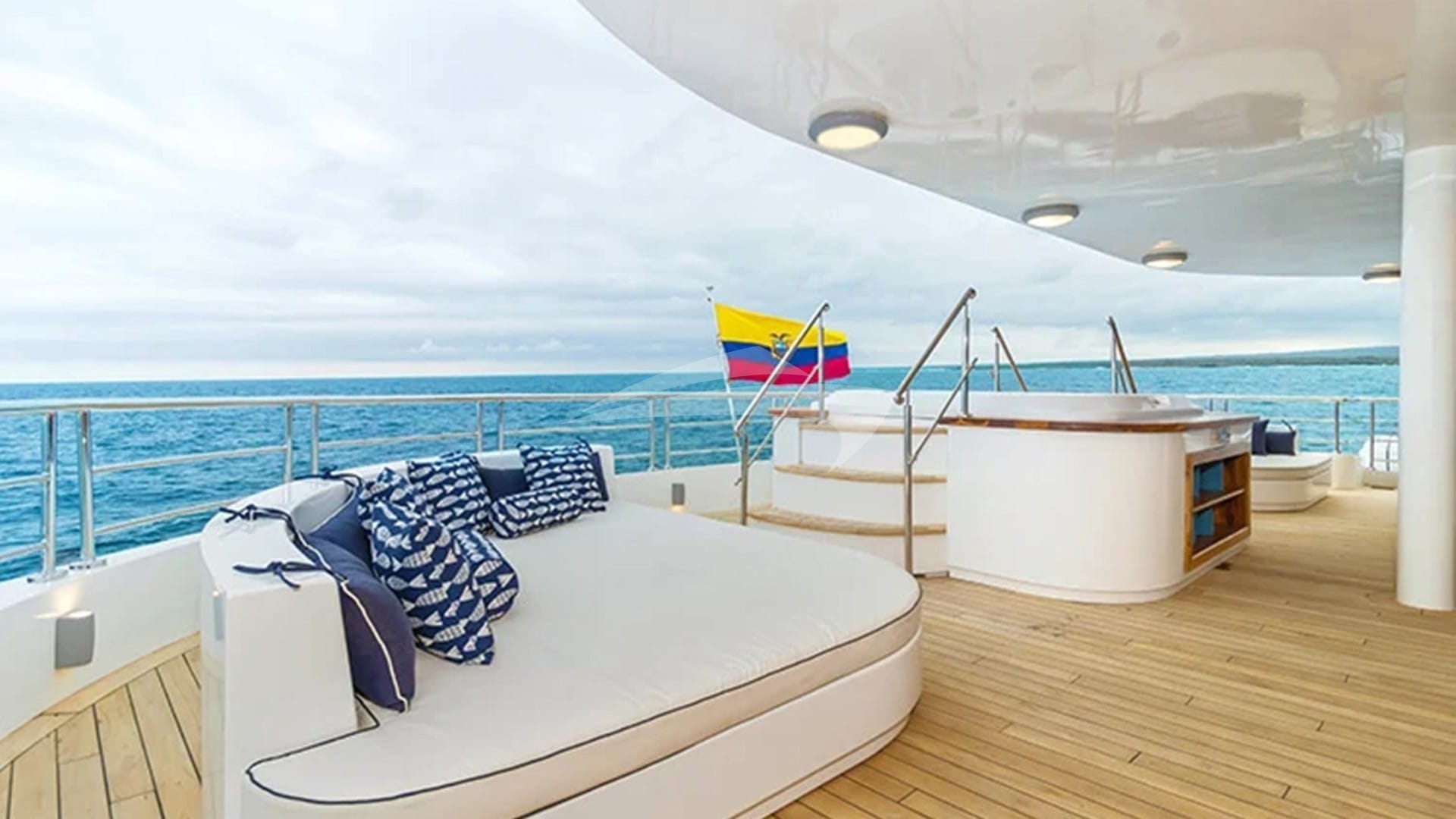 SUNDECK JACUZZI