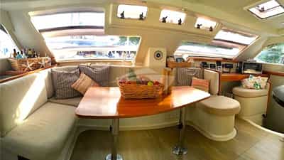 The full breadth of the ALEXIS 3 saloon