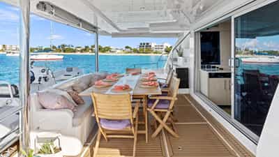 Aft cockpit dining