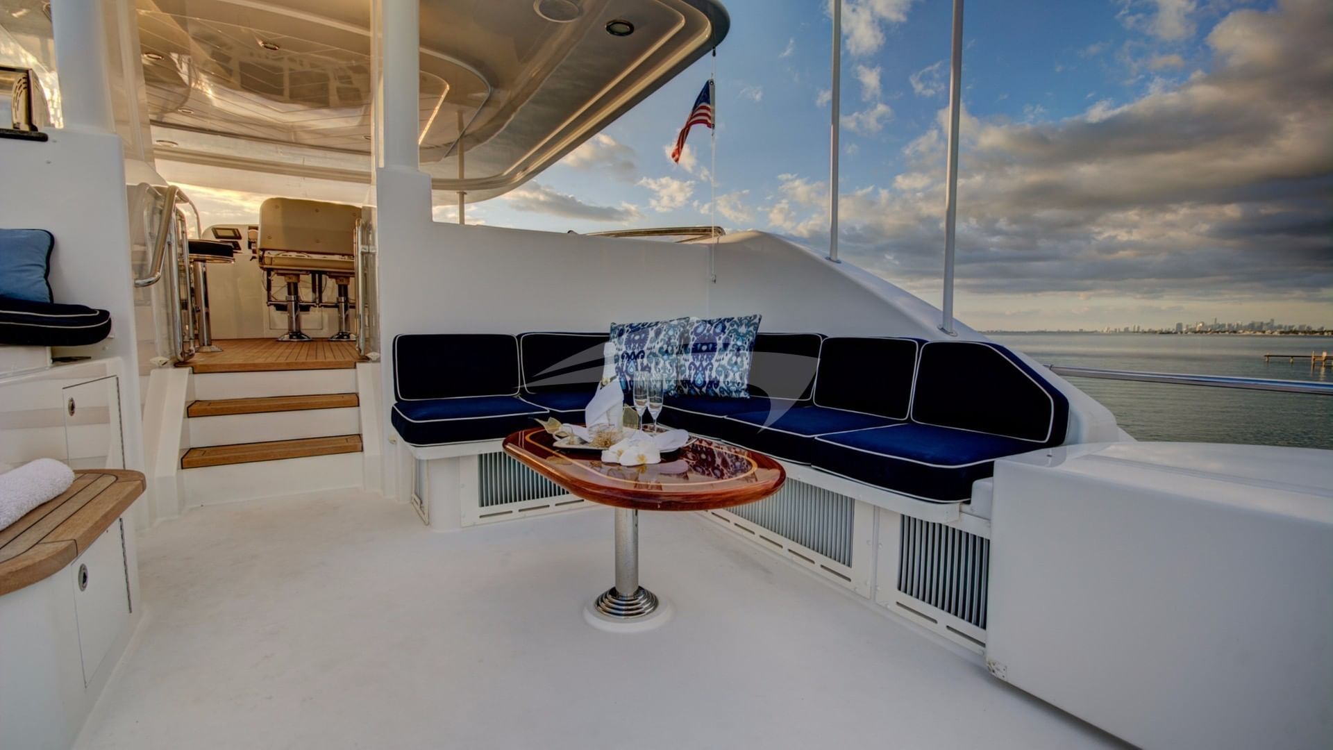 Flybridge aft seating