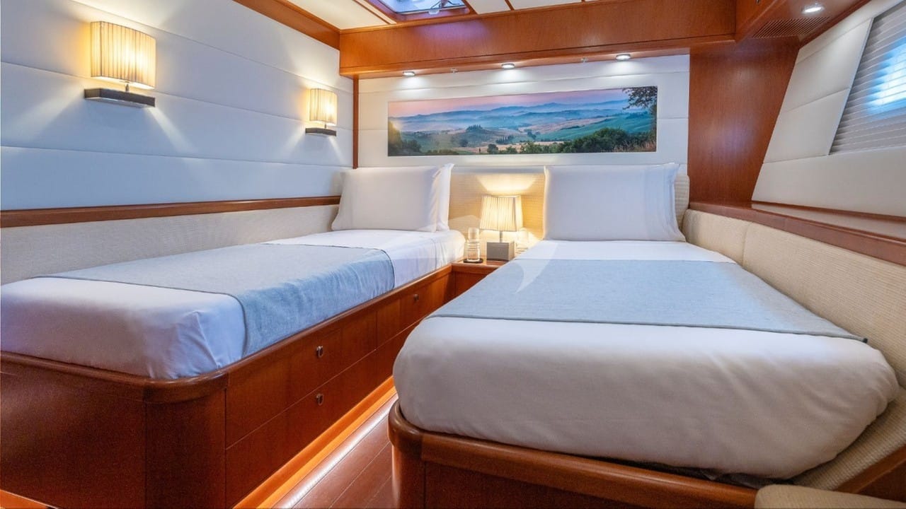 bgyb_charter_swan105_selena_new_photos18