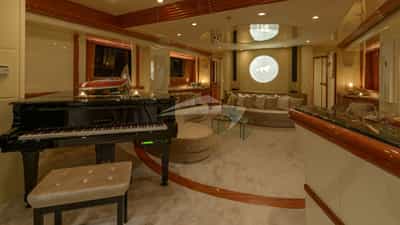 Salon & Piano