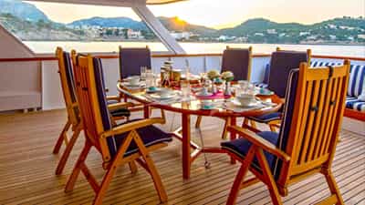 Main Deck Dining