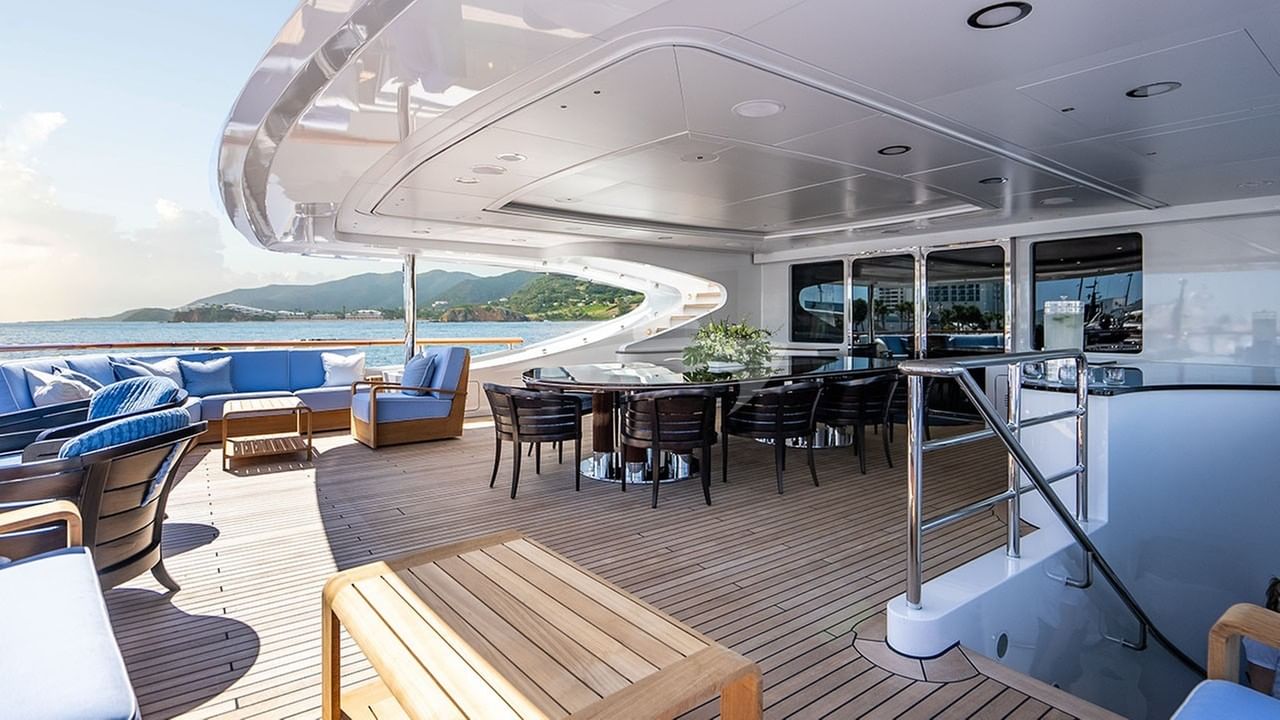 BRIDGE DECK DINING AFT