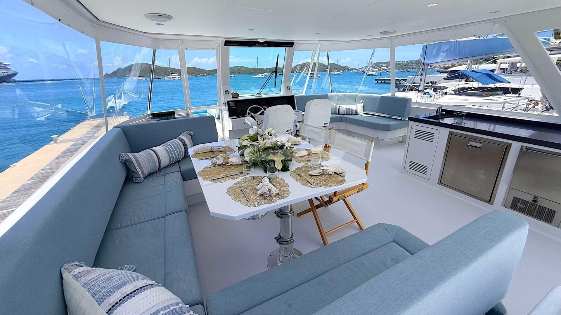 Flybridge seating, dining and helm