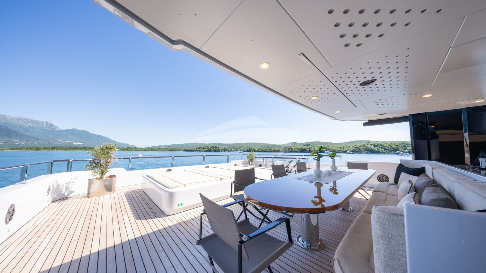 Bridgedeck aft seating
