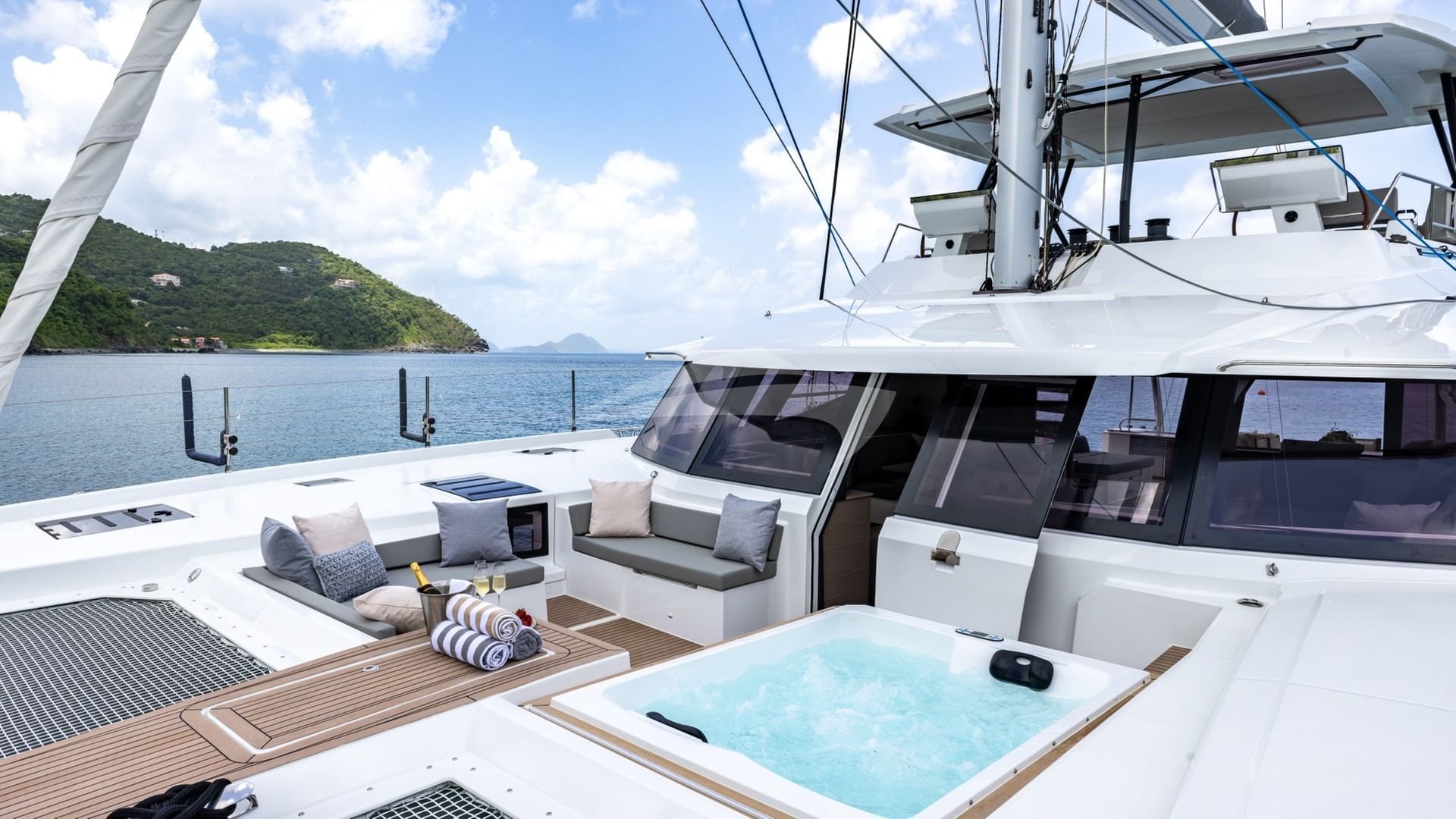 Foredeck cockpit and lounging area