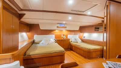 ELISE WHISPER Master Cabin 1