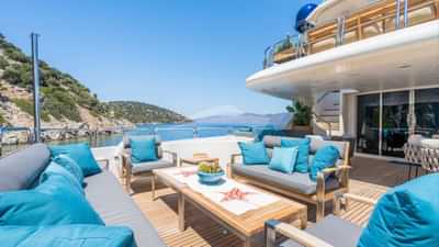 Upper deck lounge area