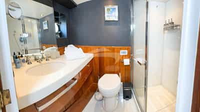 Twin Cabin Head w/ Shower