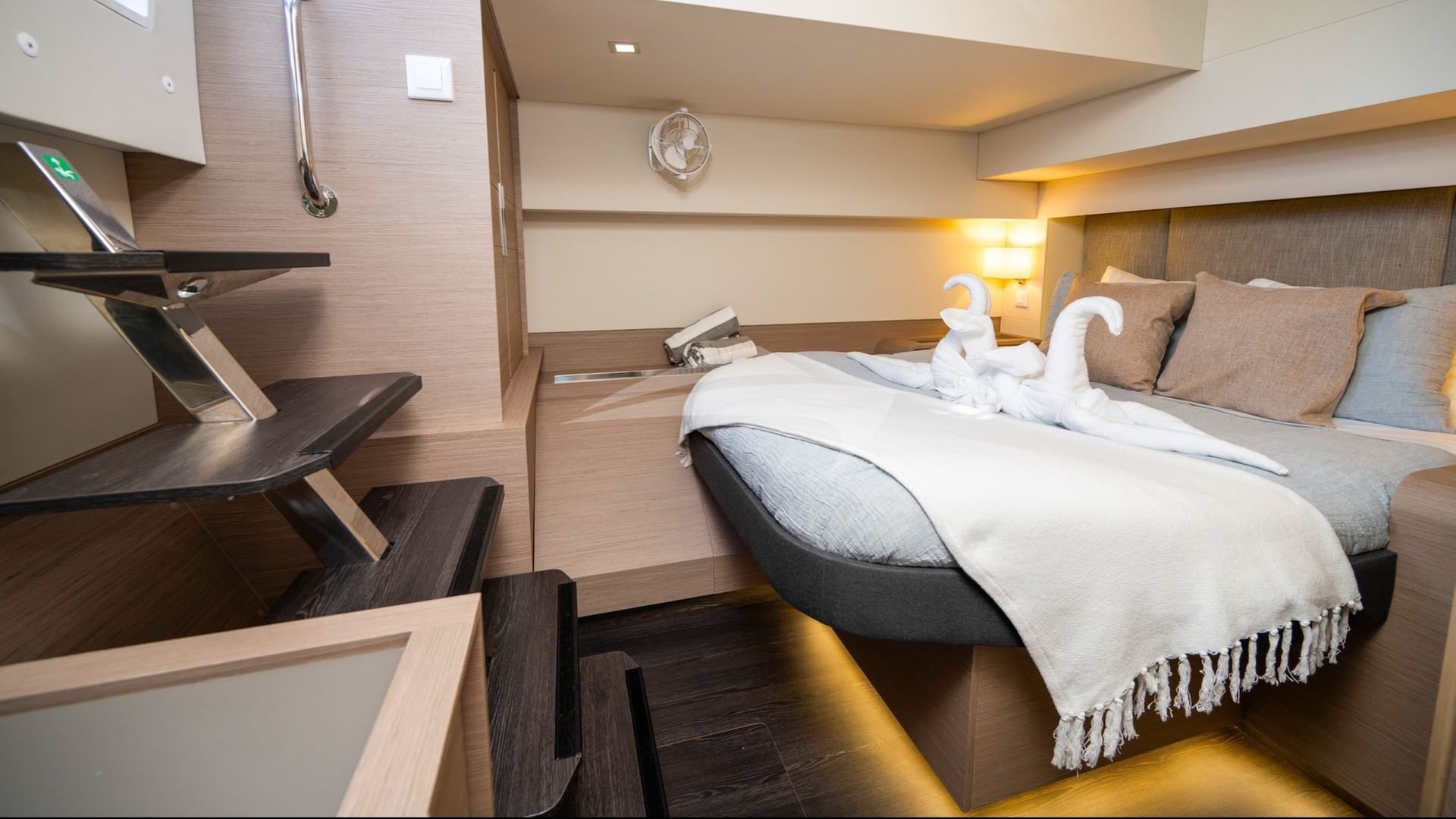 Starboard aft guest suite