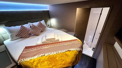 Charter Yacht VIENNA - queen guest cabin