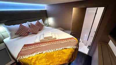 Charter Yacht VIENNA - queen guest cabin