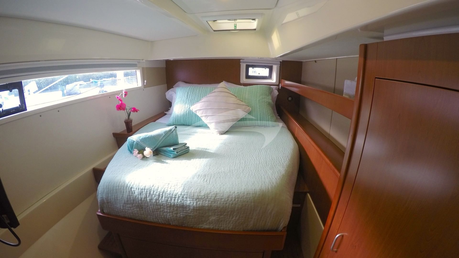 Master starboard queen guest suite