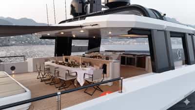 Flybridge al fresco dining