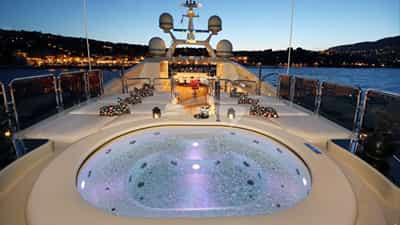 Jacuzzi & Sun Deck