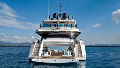 Aft swim platform