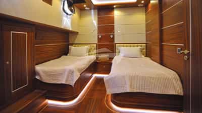 Fore twin cabin