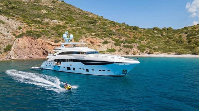 LE VERSEAU yacht charter photo 3