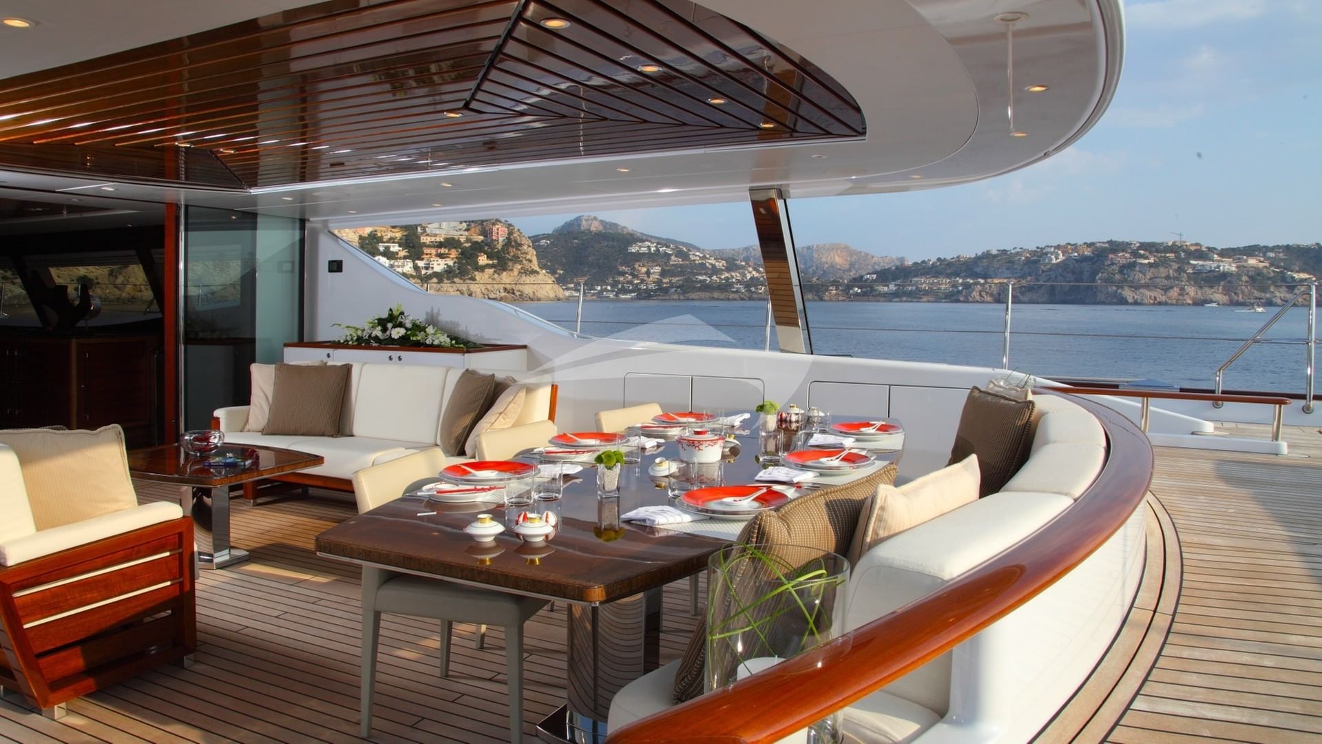 Alfresco seating and dining to aft of main deck