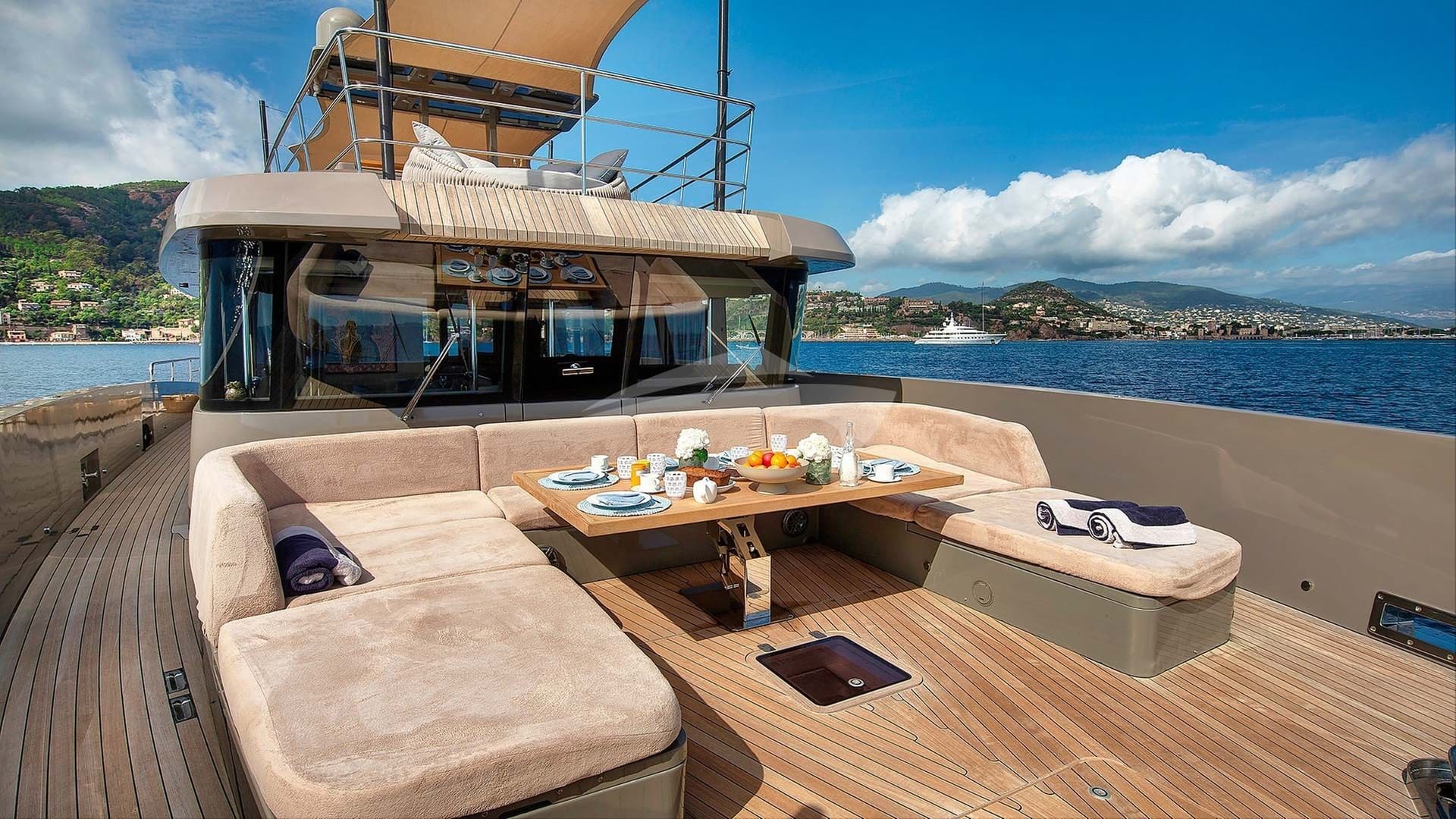 Foredeck seating and dining area