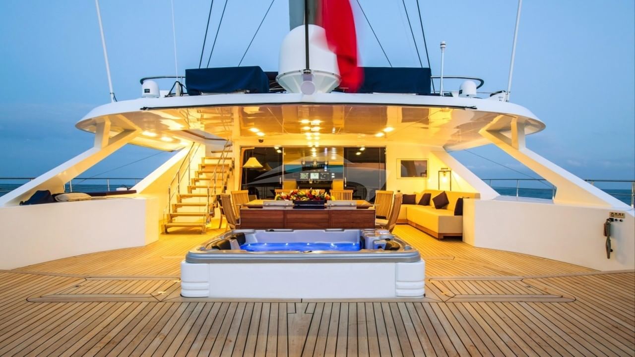Aft Deck Jucuzzi