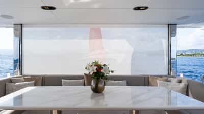 Electrically operated aft mesh privacy screen